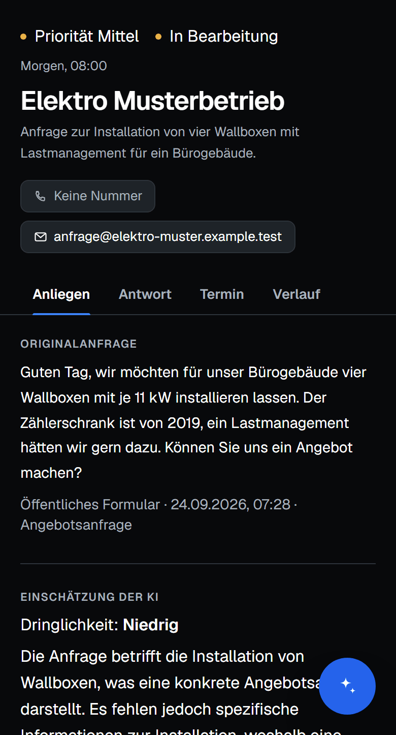 Dieselbe Vorgangsansicht auf dem Telefon: Einstufung und Status oben, darunter der Name des Betriebs, die Zusammenfassung, der Wortlaut der Anfrage und die Einschätzung der KI.